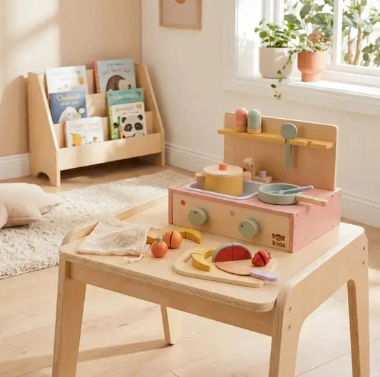 Holzspielküche mit Schneidebrett und Früchten im eingerichteten Kinderzimmer