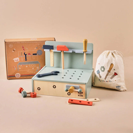 Holzwerkbank für Kinder mit Werkzeug und verschiedenen Bauteilen