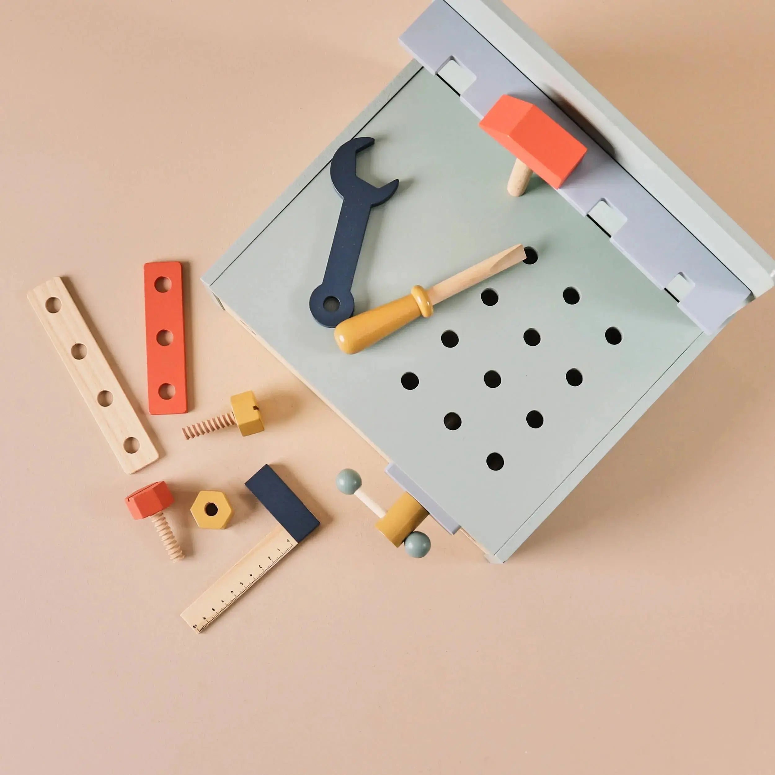Werkzeug und Bauteile der Kinder Holzwerkbank aus Holz