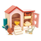 Hühnerstall aus Holz mit Hahn, zwei Hennen, Küken, Eiern, Nestern, Futtertrog und kleiner Rampe.