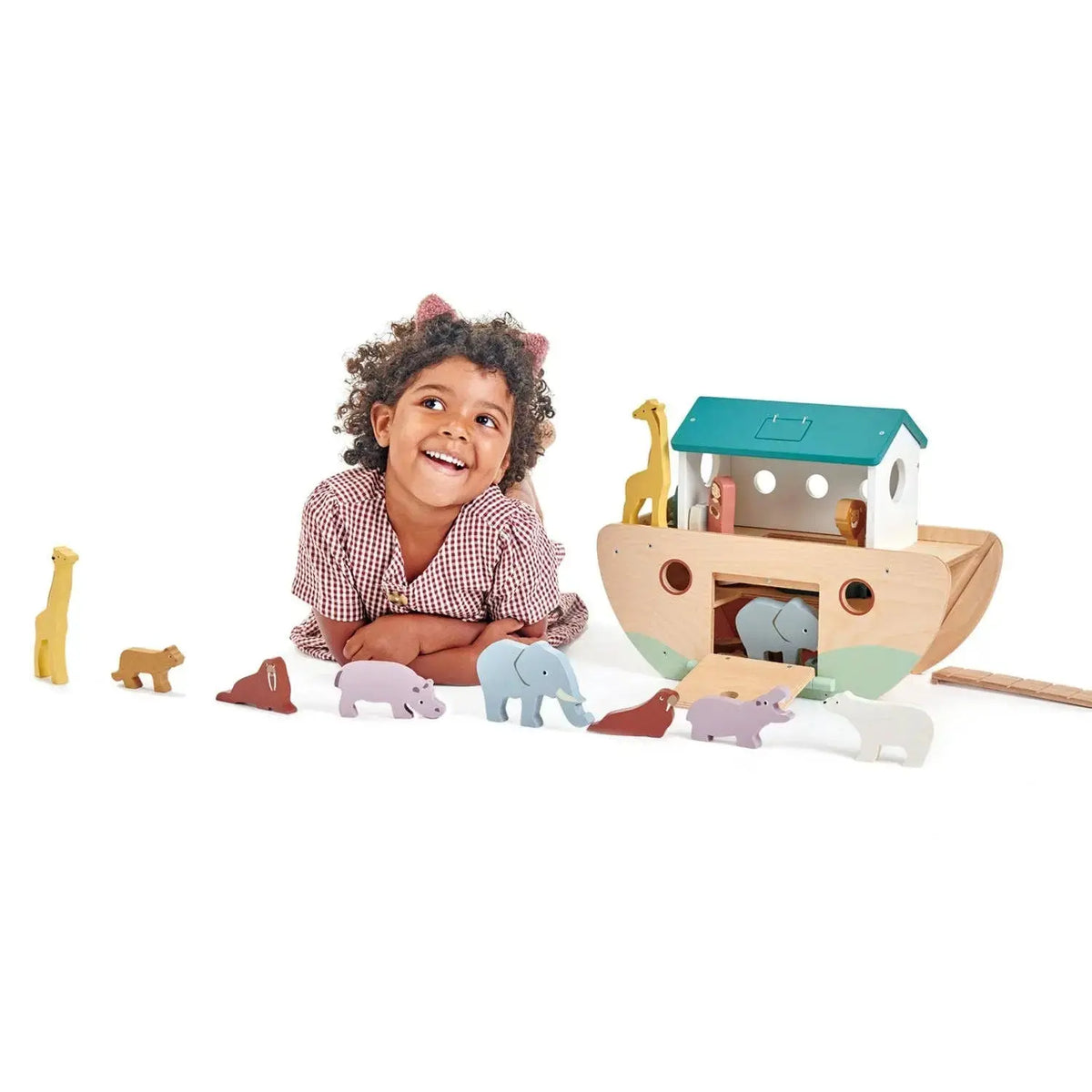Kind beim fantasievollen Spielen mit Holz Arche Noah und Tierfiguren