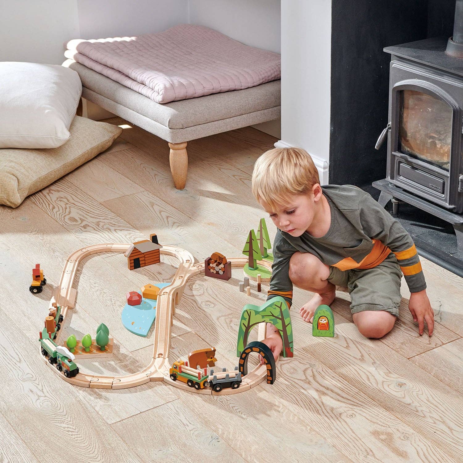 Kind spielt mit dem Abenteuer Eisenbahn-Set aus Holz und baut eigene Strecken