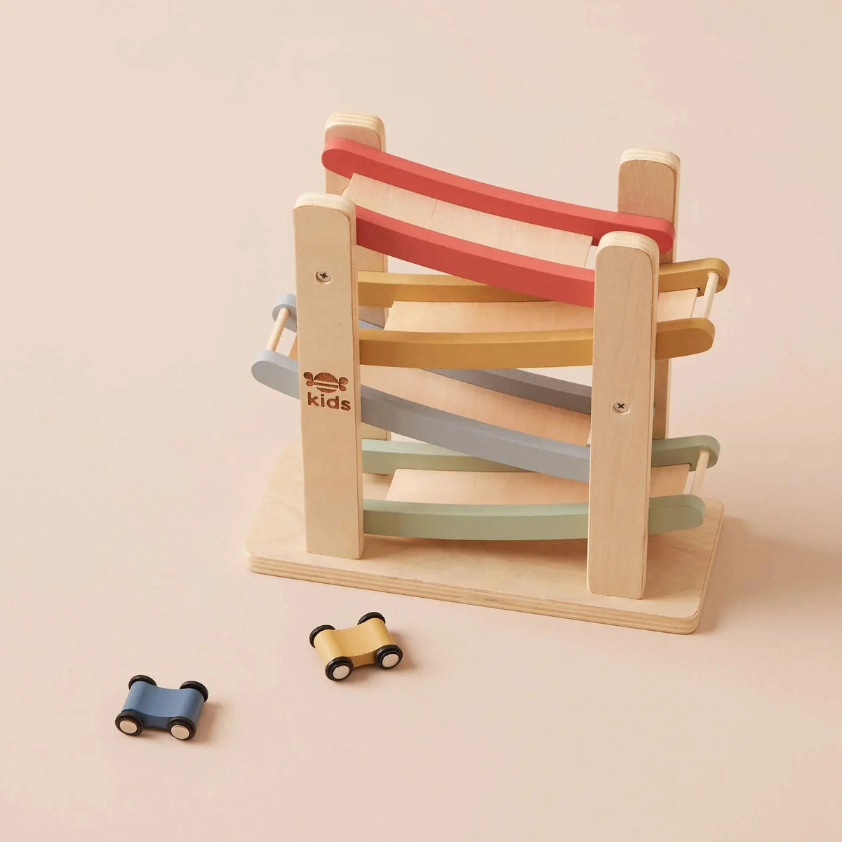 Kinder Autorennbahn aus Holz mit mehreren Ebenen und kleinen Holzautos