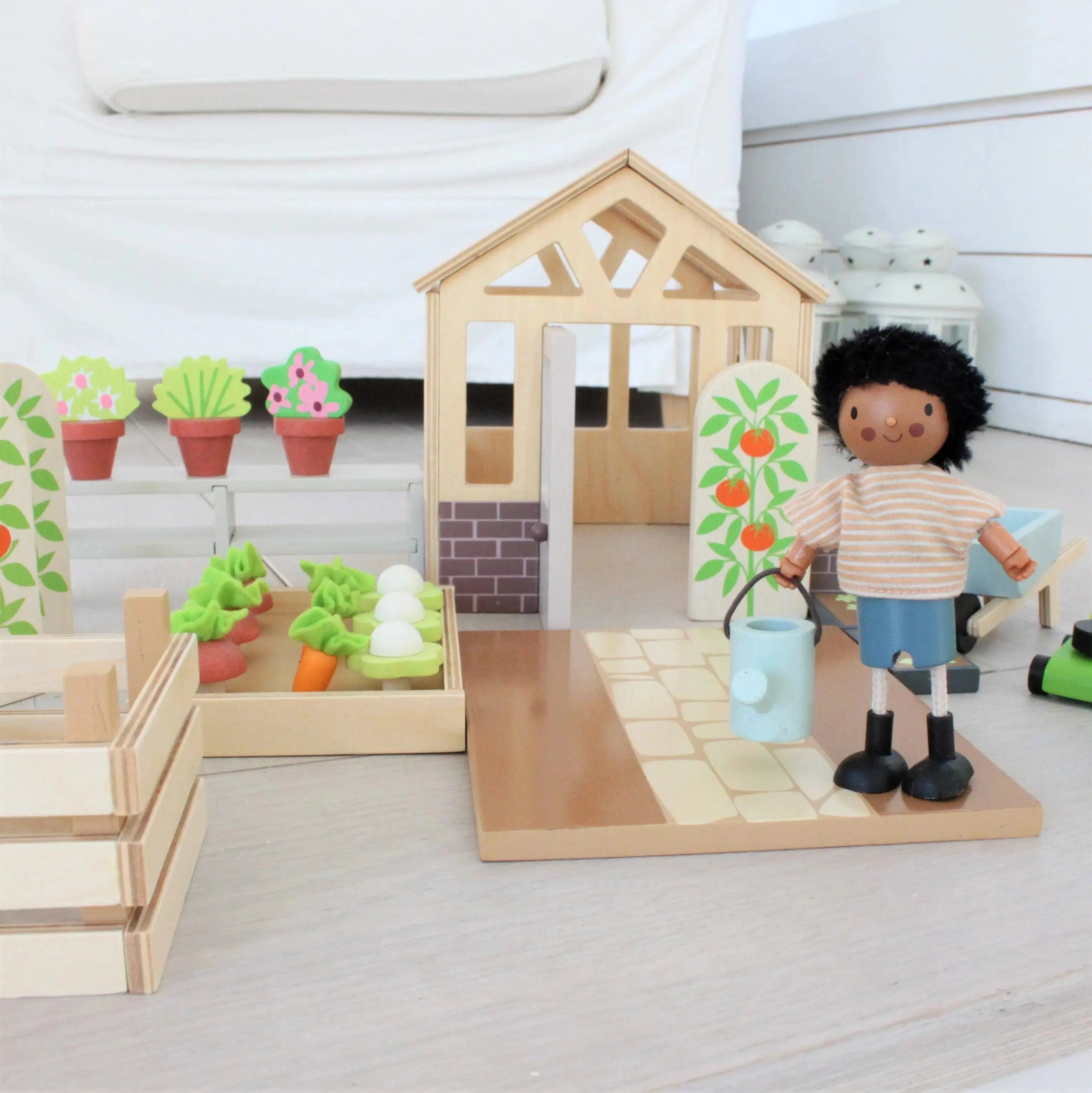 Kinder Gewächshaus aus Holz mit Gartenbeeten, Pflanzen und Spielfigur