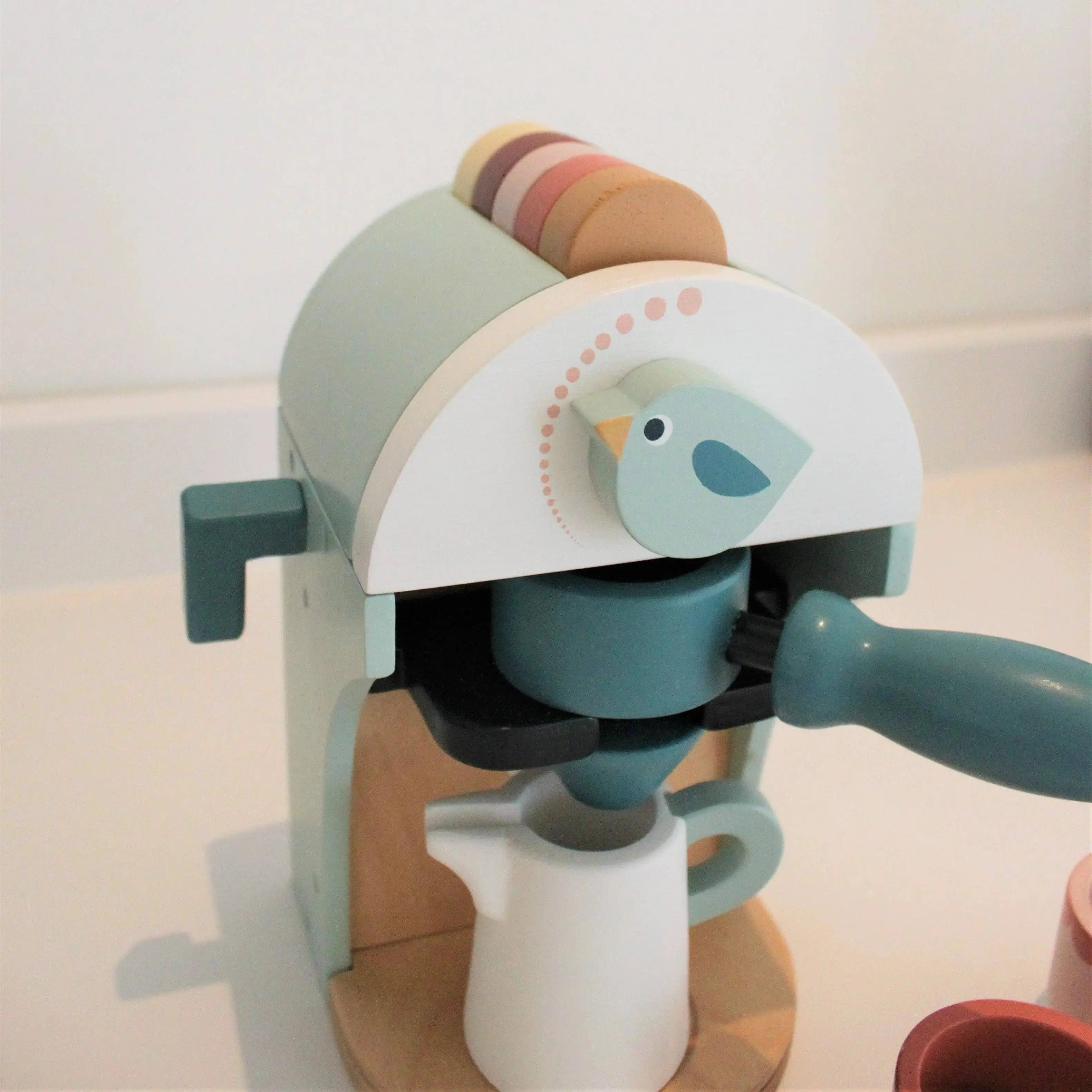 Kaffeemaschine aus Holz mit Tassen und Kaffeezubehör für Kinder.