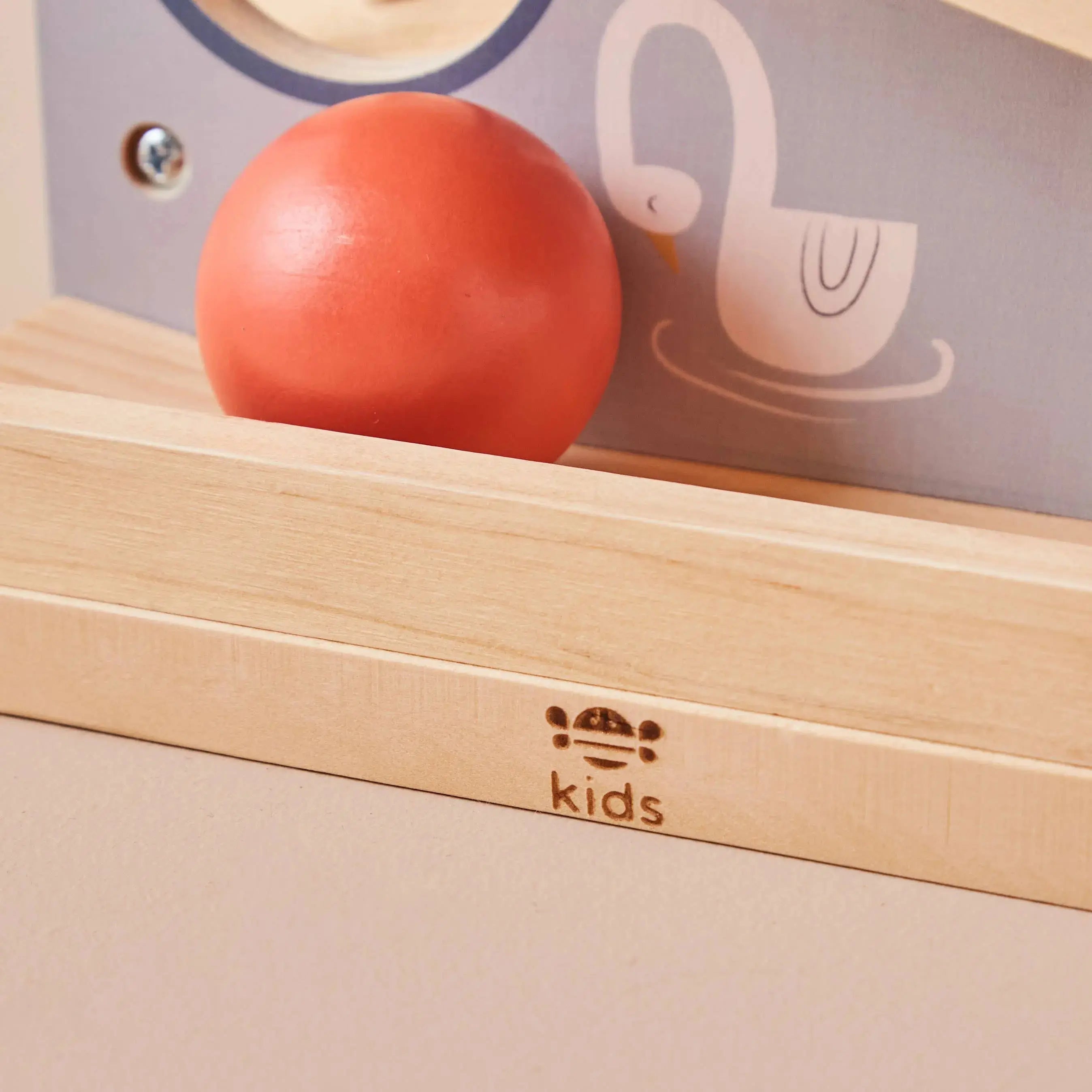 Detail der Kinder Kugelbahn aus Holz mit roter Spielkugel