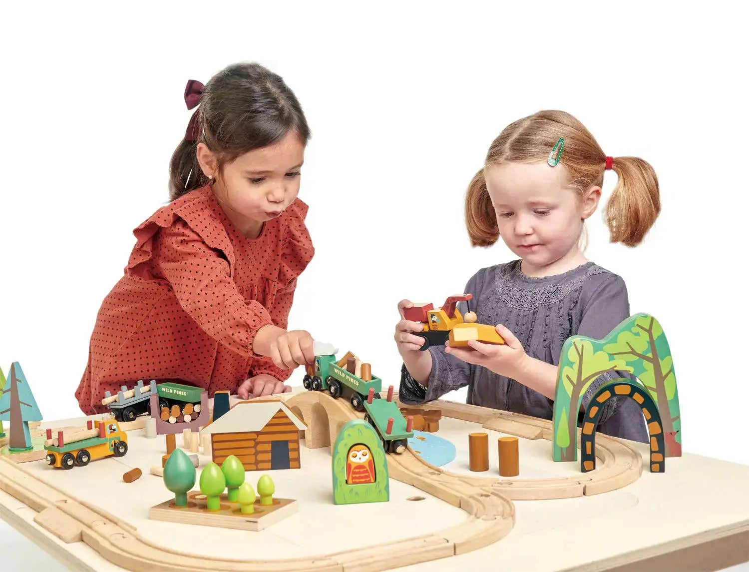 Kinder spielen gemeinsam mit dem Eisenbahn-Set aus Holz und gestalten eine Bahnstrecke