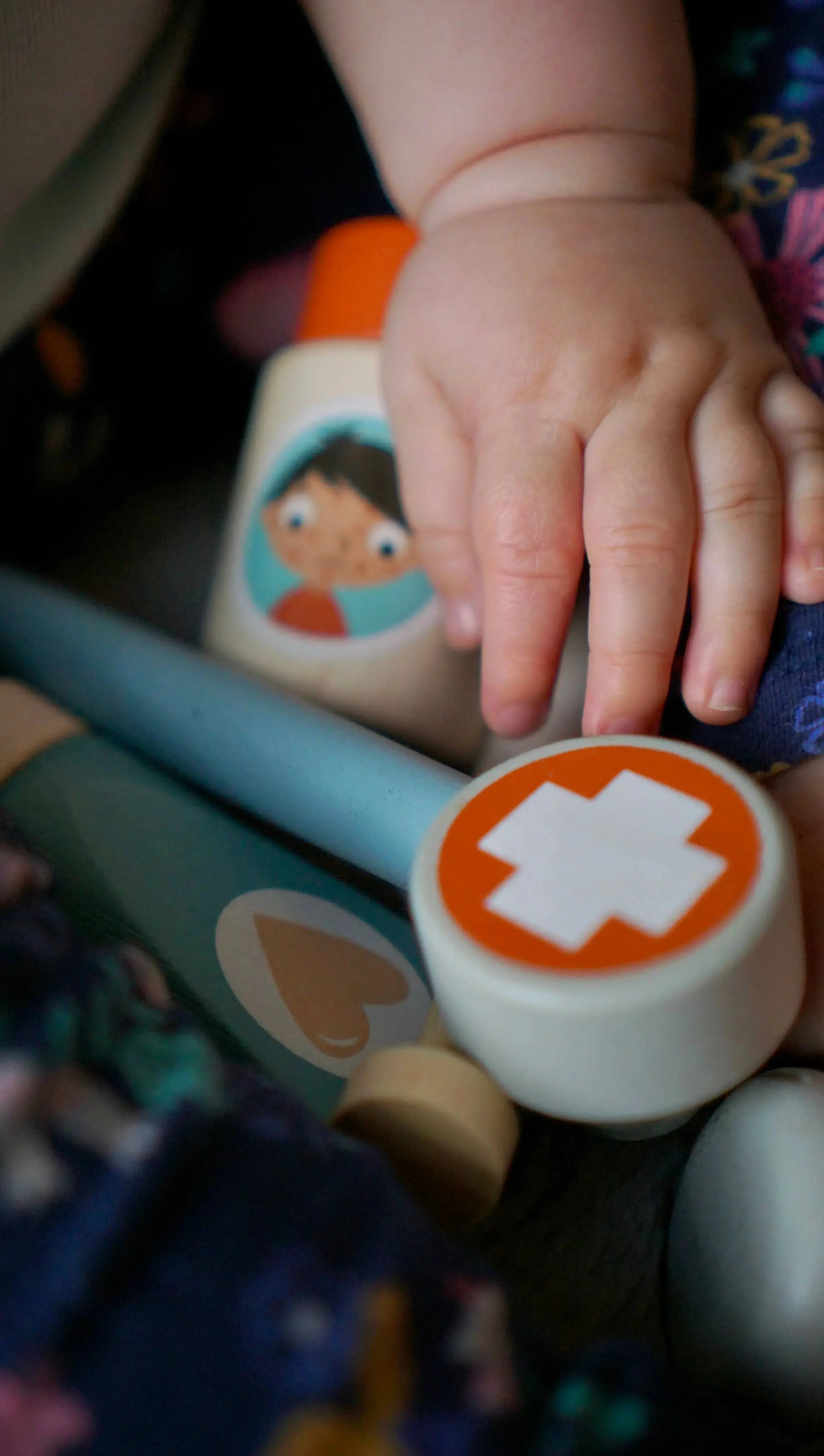 Kinder spielen mit dem roten Arztkoffer und dem medizinischen Zubehör.