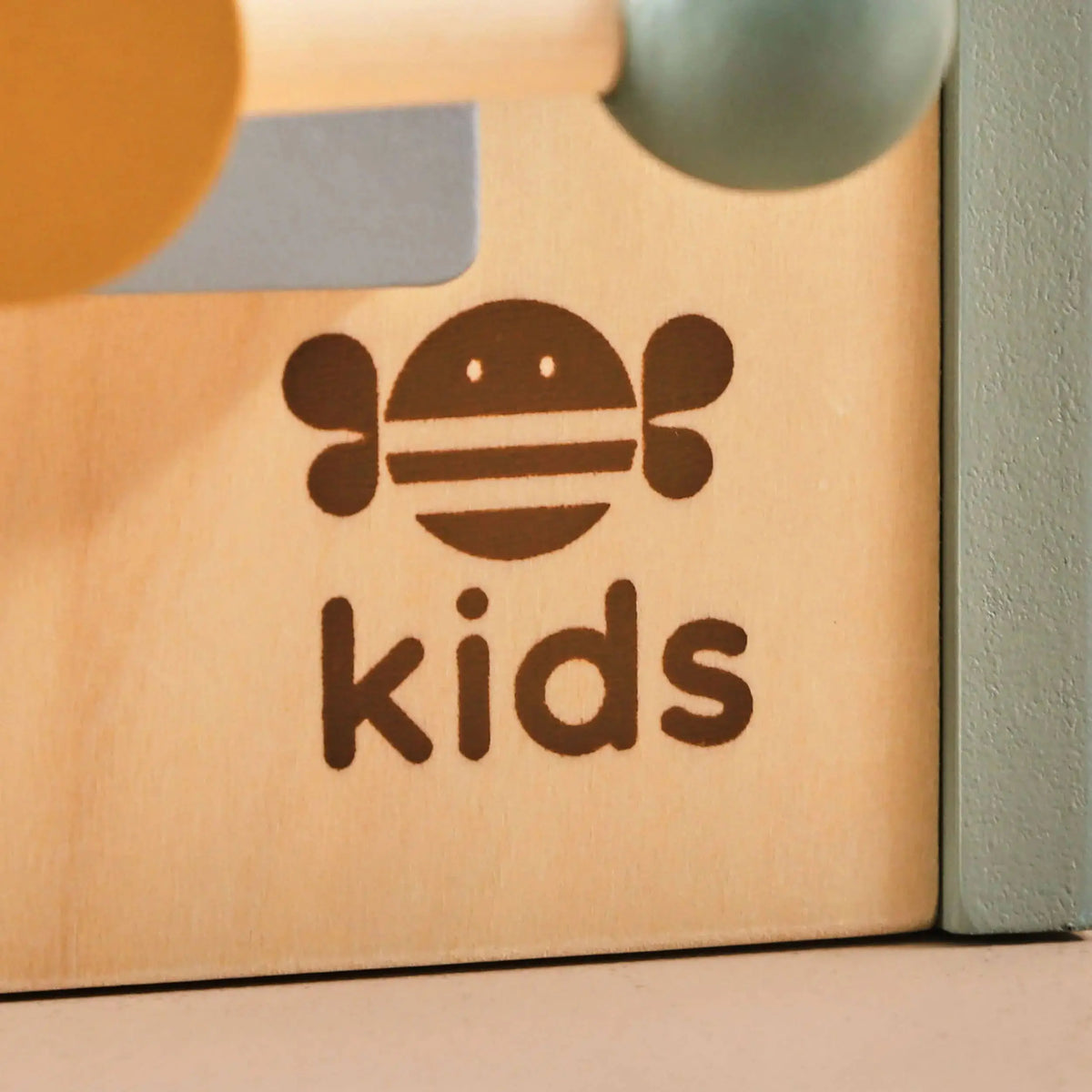 Detail der Kinder Holzwerkbank mit kindgerechtem Design