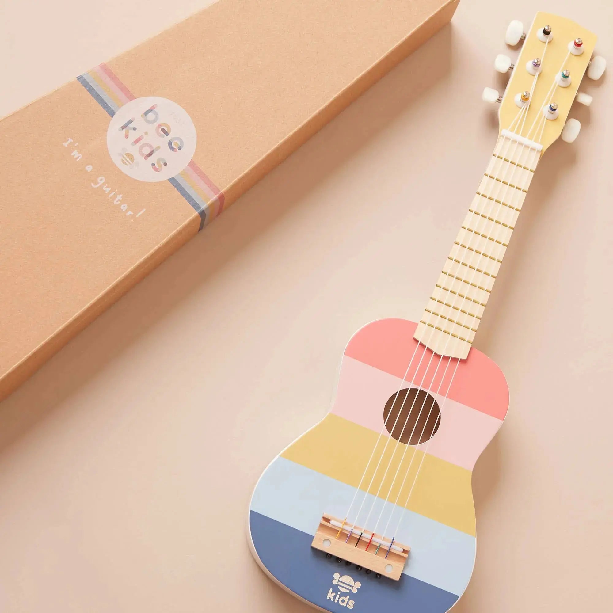 Kindergitarre aus Holz mit buntem Korpus und kindgerechtem Design