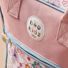 Detailansicht des Kinderrucksacks mit Blumenmuster und Frontfach