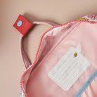 Rückseite des Kinderrucksacks mit Blumenmuster und verstellbaren Schultergurten