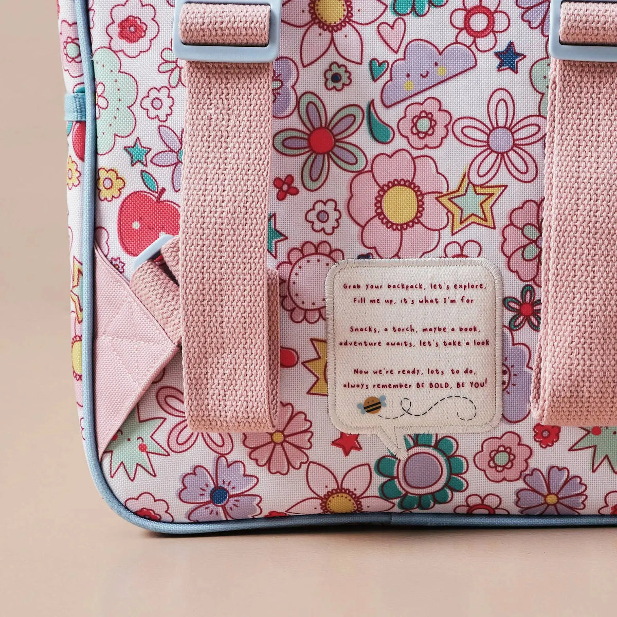 Fronttasche des Kinderrucksacks mit farbenfrohem Blumen- und Tiermuster
