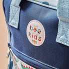 Rückseite des Kinderrucksacks mit verstellbaren Schultergurten