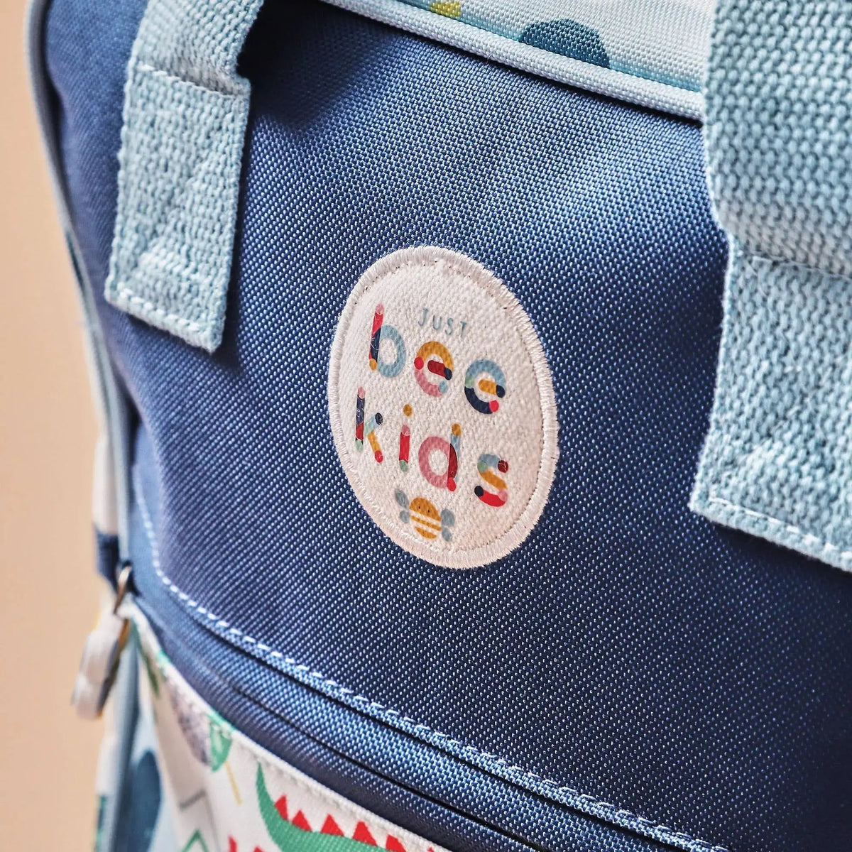 Rückseite des Kinderrucksacks mit verstellbaren Schultergurten