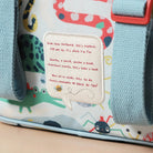 Detailansicht des Kinderrucksacks mit Tiermotiven und Reissverschluss
