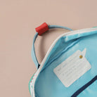 Oberseite des Kinderrucksacks mit Tragegriff und Namensschild