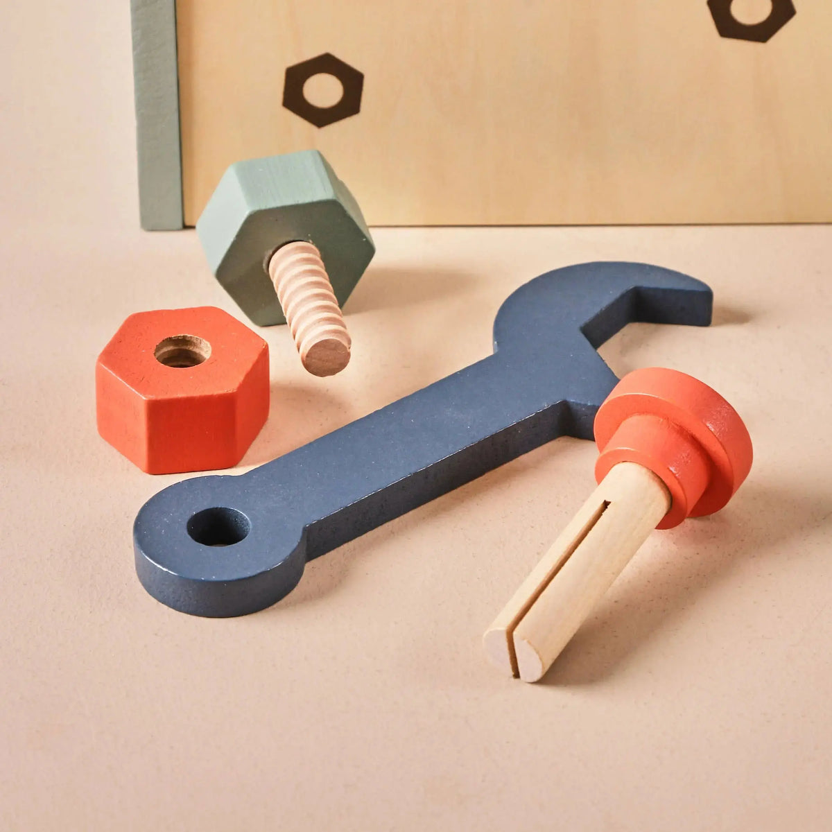 Kinderwerkzeug aus Holz mit Schraubenschlüssel, Schraubenzieher und Bauteilen