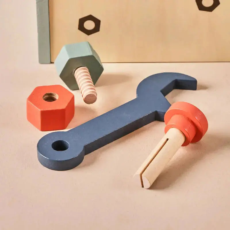 Kinderwerkzeug aus Holz mit Schraubenschlüssel, Schraubenzieher und Bauteilen