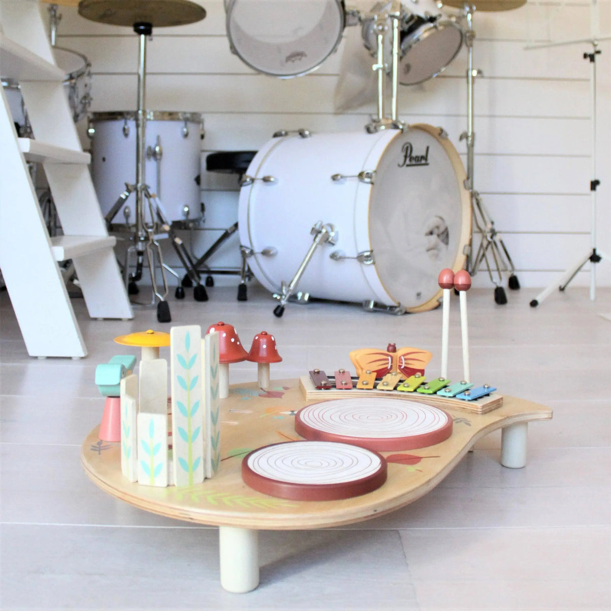 Musik Spielzeugtisch aus Holz mit Instrumenten im Kinderzimmer