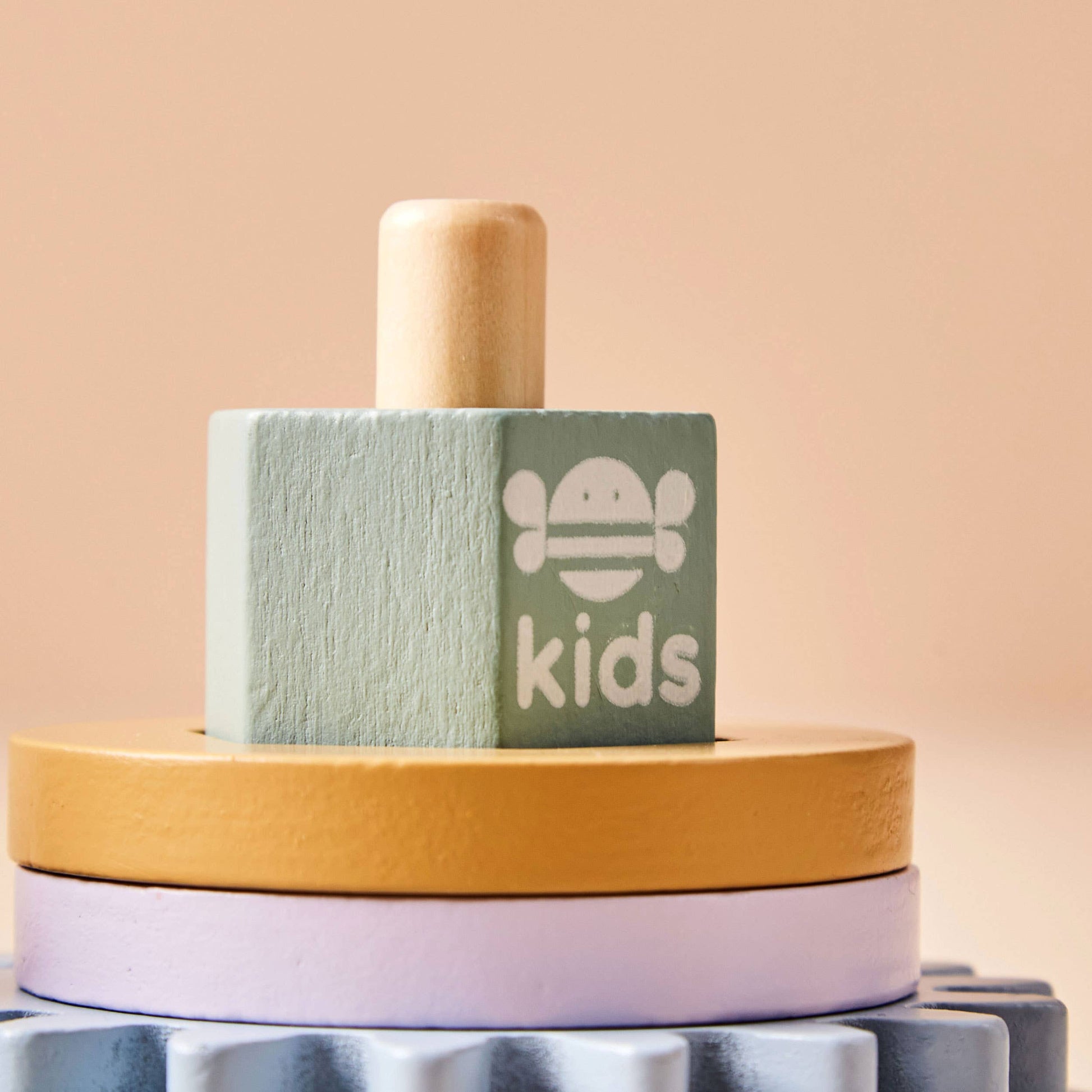 Nachhaltige Holz FSC Kinder Drehzahnrad Stapelspielzeug, ab 10 Monaten
