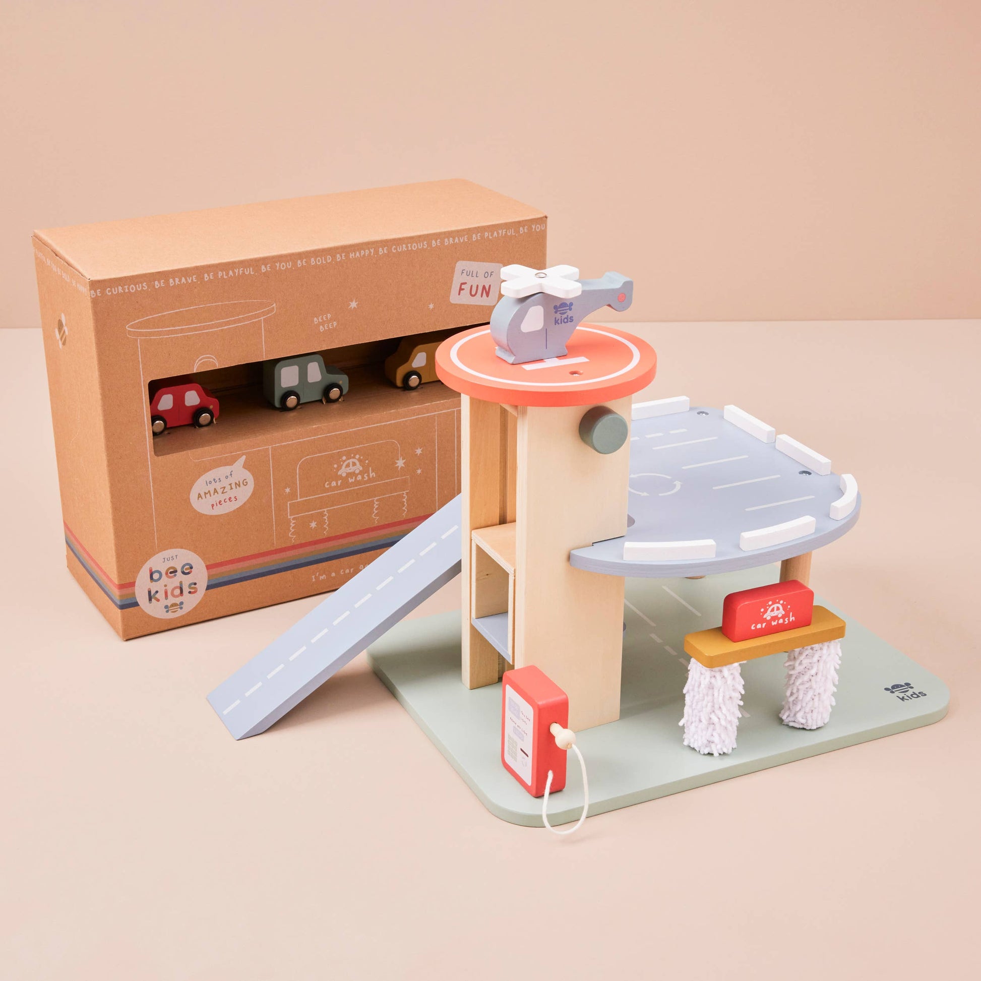 Nachhaltige Kinder FSC Holz Autogarage mit Helikopter-Landeplatz und Autos, ab 2 Jahren