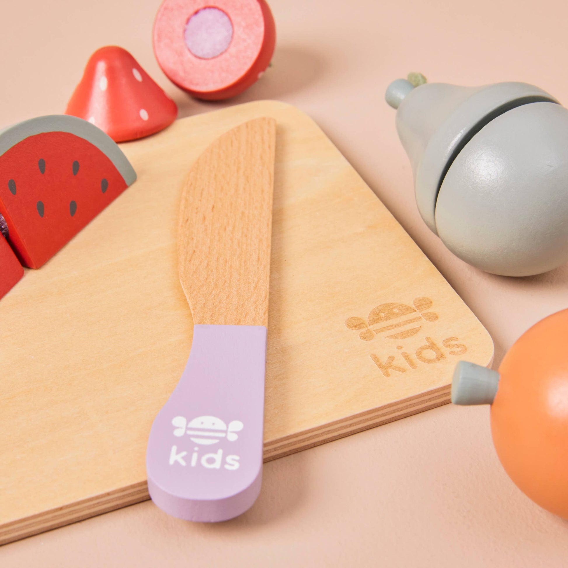 Nachhaltiges Kinder FSC Holz Schneidebrett mit Früchten, ab 2 Jahren