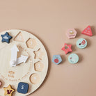 Holz Puzzle-Uhr mit herausgenommenen Zahlen und Jahreszeiten-Puzzleteilen