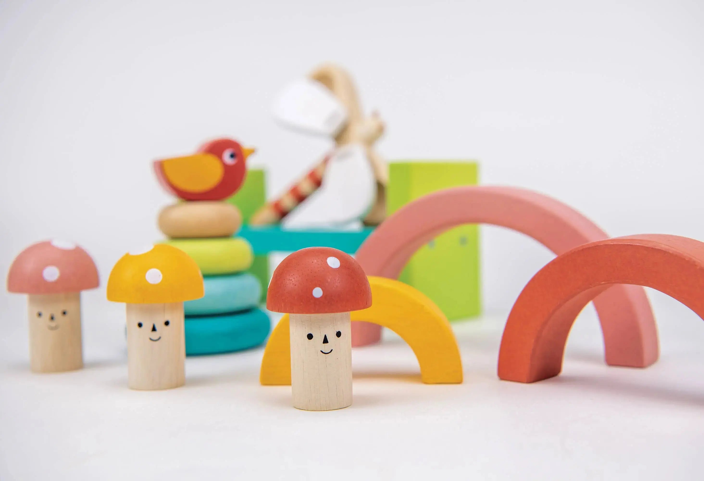 Farbenfroher Regenbogentunnel aus Holz zum Stapeln, Sortieren und freien Spielen.