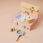 Kinder Spielküche aus Holz mit Kochzubehör und Schneidebrett