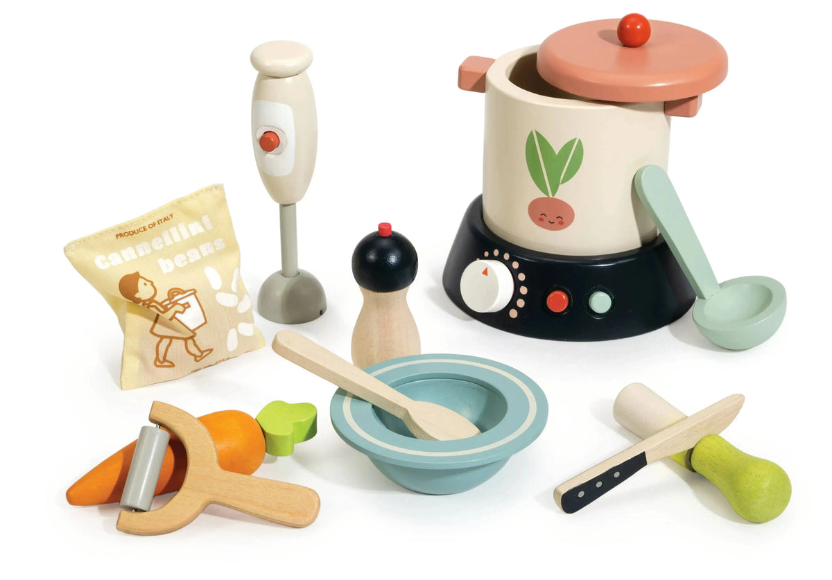 Übersicht des Suppen-Sets mit Kochtopf, Gemüse und verschiedenen Küchenutensilien aus Holz.