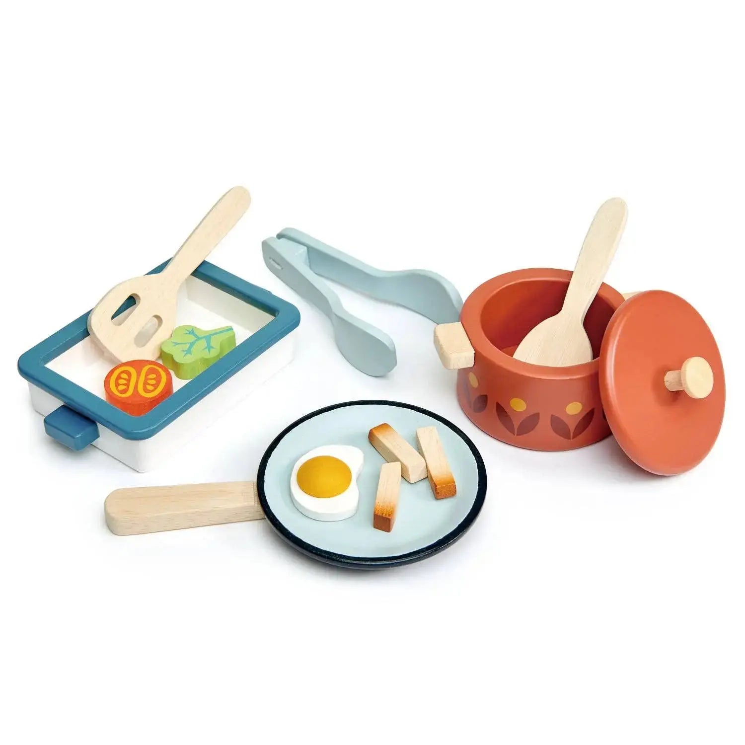 Kochgeschirr aus Holz mit Kochtopf, Bratpfanne, Auflaufform, Kochutensilien und Zange.