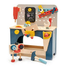 Werkbank aus Holz mit Hammer, Säge, Schraubendreher, Schraubenschlüssel, Bohrmaschine und integrierter Tafel.