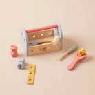 Werkzeugkiste aus Holz mit Hammer, Schraubenschlüssel und Bauteilen
